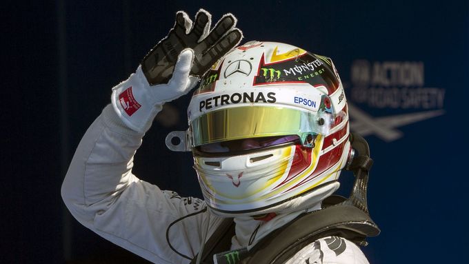 Lewis Hamilton slaví triumf v kvalifikaci na Velkou cenu Belgie.