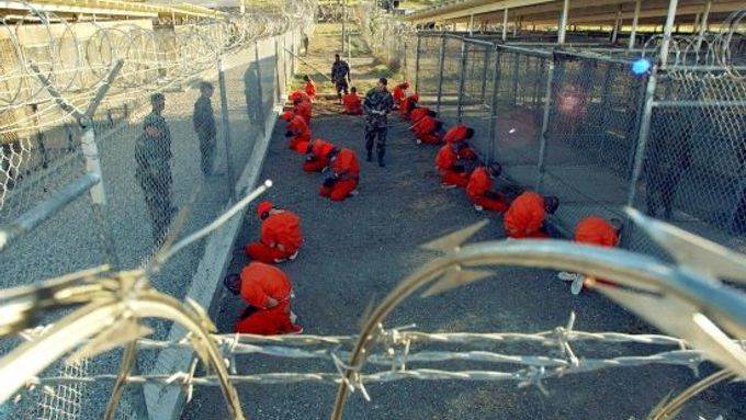 O budoucnosti vojenských tribunálů na základně Guantánamo dnes rozhoduje americký Nejvyšší soud.