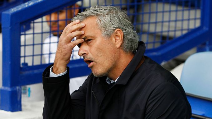 Pořádný bolehlav momentálně trápí kouče Chelsea Josého Mourinha. Zvládne ho?