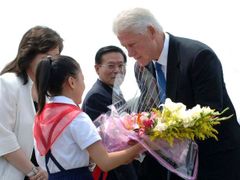 Přivítání Billa Clintona na letišti v Pchjongjangu