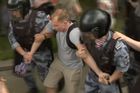 Protesty v Moskvě potlačuje policie. Zatkla přes čtyři sta lidí včetně Navalného