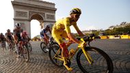 Tadej Pogačar v Paříži během poslední etapy Tour de France 2020