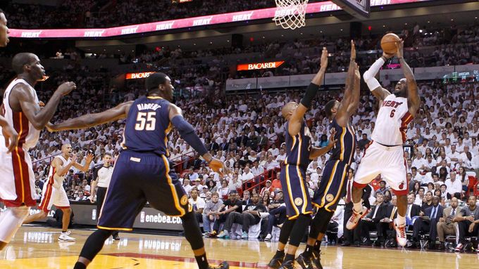 LeBron James střílí v prvním zápase série Miama - Indiana v playoff NBA