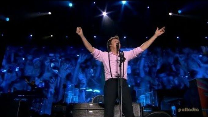 Paul McCartney zpívá Hey Jude na koncertě v londýnském Hyde Parku, 2010.