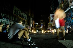 Foto: Doprava v chaosu kolabovala, lidé spali venku. New York před 15 lety pohltila neprostupná tma