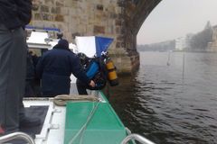 Potápěči zaměřovali pod vodou předchůdce Karlova mostu