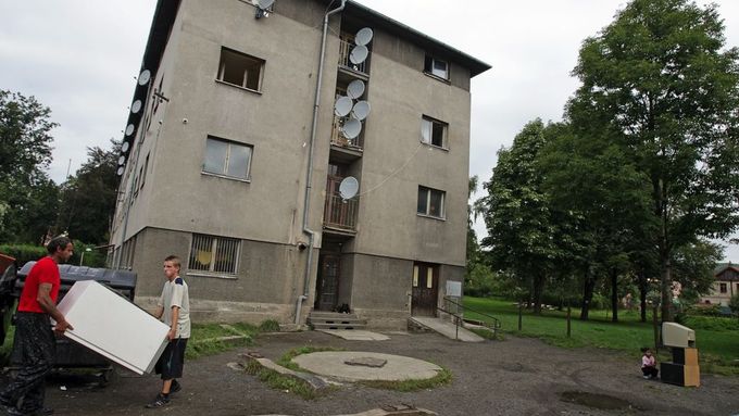 Romové platí statisíce za nájem v dezolátní ubytovně