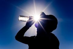 Plastové lahve na slunci uvolňují toxické látky. Pijte raději ze skla, radí odborníci