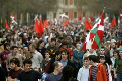 Zbraně ETA mlčí,Baskové míří k autonomii