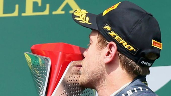 Sebastian Vettel si trofej z Montrealu musel užít. Oni ani jeho tým Red Bul ještě nikdy Velkou cenu Kanady nevyhráli.