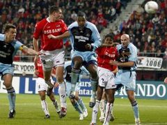 Fotbalista AZ Alkmaar Danny Koevermans (druhý zleva) střílí gól do sítě Newcastelu v odvetě Poháru UEFA v Alkmaaru.