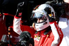 Vettel vyhrál kvalifikaci v Bahrajnu, Hamilton bude startovat až z devátého místa