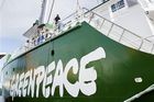 Rusko zadržuje na lodi 30 aktivistů Greenpeace