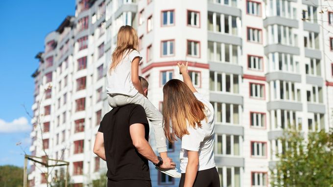 Z bydlení se stává luxus, každý desátý Čech už trpí bytovou nouzí.