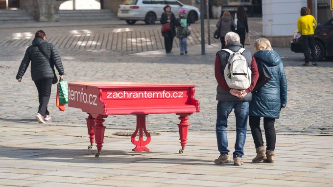 Filharmonici nesouhlasící s chystanou fúzí v centru Olomouce rozmístili tři klavíry natřené červenou barvou, které slouží jako petiční stánky.