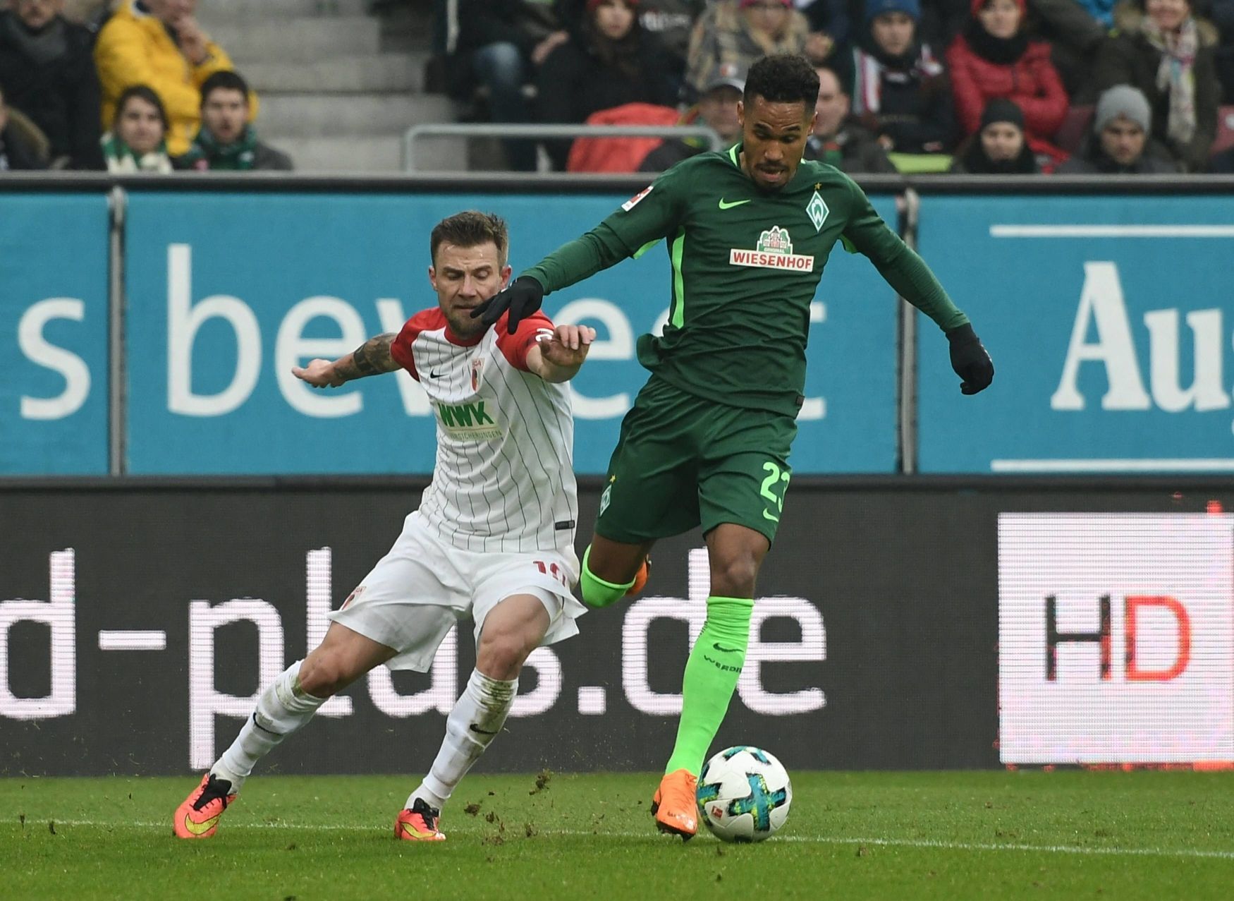 Augsburg - Werder Brémy: Daniel Baier - Theodor Gebre Selassie