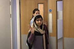 Video: Islamisty postřelená Malalaj zase chodí do školy