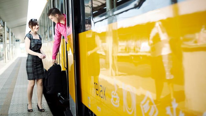 Personál žlutých vlaků musí umět anglicky nebo německy a být schopný samostatně se rozhodovat