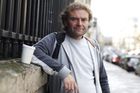 Kniha francouzského bezdomovce je bestsellerem, muž ale stále žebrá v ulicích Paříže
