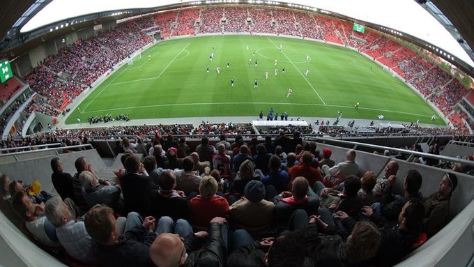 A pozor, už se hraje. Na tribuny nového stadionu se vejde 21 tisíc sedících diváků. Na první zápas jich přišlo téměř 15 tisíc.