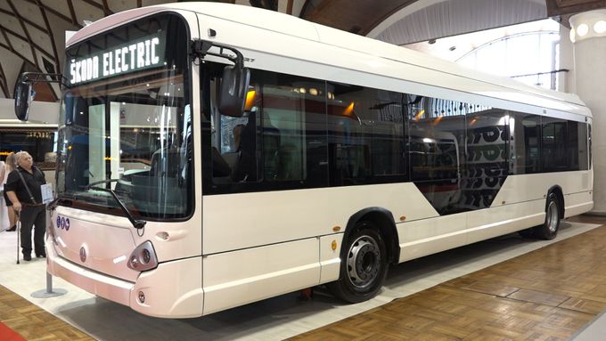 Společnost Škoda Electric poprvé veřejnosti představila nový elektrobus Škoda E’City. Ujede na jedno nabití 250 kilometrů.