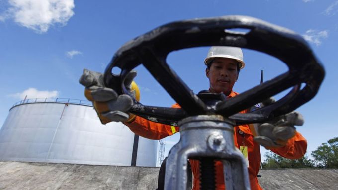 Ceny ropy vystoupily ve světě na 108,6 dolarů za barel