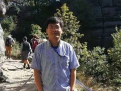 Čínský zaměstnanec Akademie věd Yingliang Liu, který kvůli Tibetu napadl kolegy a označil je za nacisty.