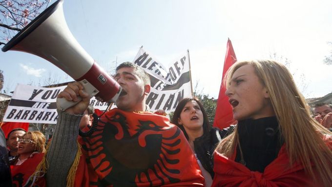 Albánci protestují před makedonským velvyslanectvím v Tiraně, ilustrační foto.