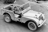 Další prototyp s centrálně umístěným řízením. Původně měl terénní dříč pouze na rok až dva pomoci britské automobilce Rover přežít nejhorší poválečná léta, v nichž nikdo nechtěl kupovat luxusní vozy.