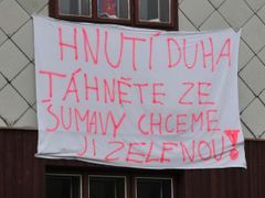 Transparent na domě v Modravě s protestem proti blokádě lesa Na Ztraceném u Ptačího potoka