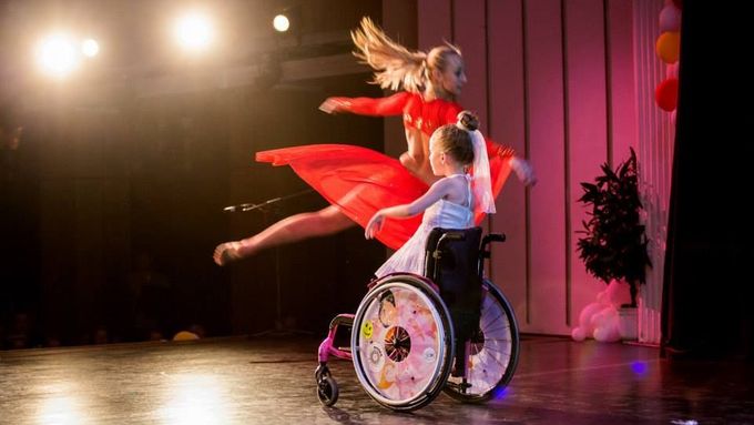 Osmiletá Karolínka Dejová nechodí, přesto tančí a baletí. Za toto duo "Vyznání" se svou trenérkou Zuzanou Vítečkovou získala již řadu ocenění.