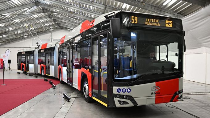 Dopravní podnik představil tříčlánkový, téměř 25 metrů dlouhý bateriový trolejbus Škoda-Solaris 24m. Pro linku na letiště jich podnik objednal dvacet.
