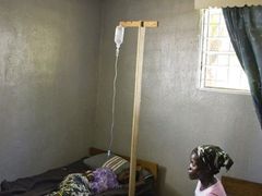 Matka s dceou trpící malárií v nemocnici St. Timothy v liberijském Robertsportu