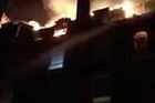 Londýnští hasiči bojují s požárem bytového domu. Kouř je vidět na kilometry daleko