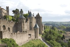 Starobylý hrad Carcassonne se mocně tyčí nad Francií