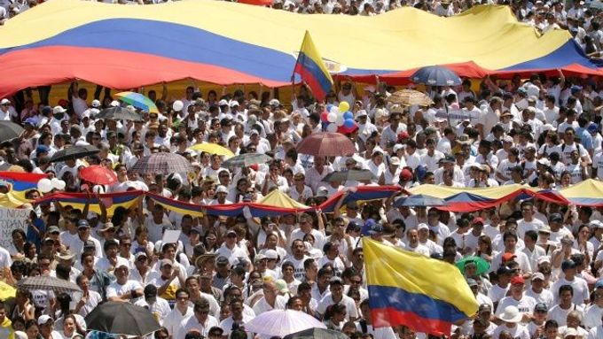 Protesty proti FARC v kolumbijské Cartageně.