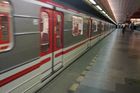 V Praze nejezdilo metro, mezi vagony spadla žena