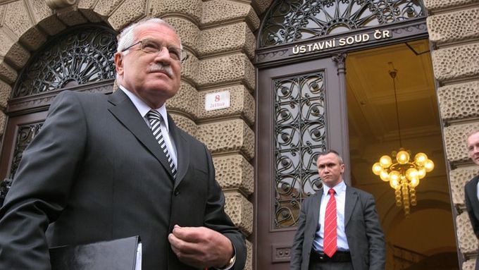 Prezident Václav Klaus vchází do budovy Ústavního soudu v Brně.