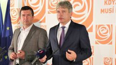 Předseda ČSSD Jan Hamáček a místopředseda Roman Onderka po odpoledním jednání předsednictva 11. května 2018