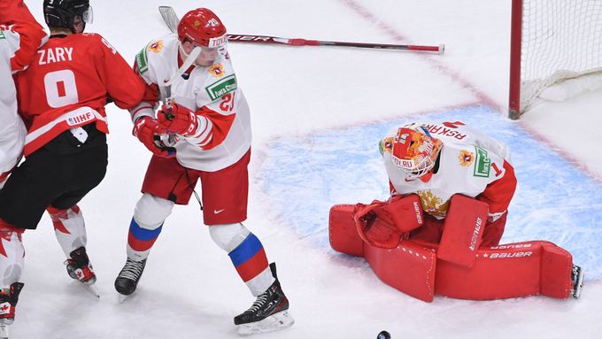Jaroslav Askarov měl v semifinále proti Kanadě problémy s hokejkou.