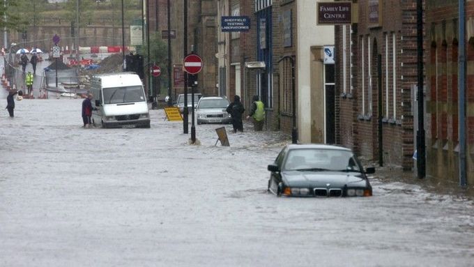 Zaparkovaná auta v Sheffieldu zmizely pod vodou.