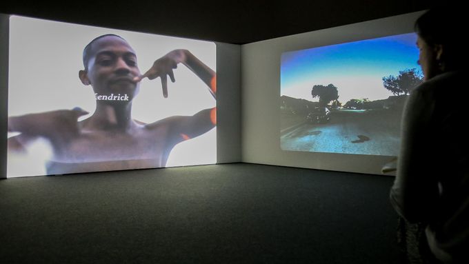 Filmovou instalaci m.A.A.d. má na svědomí Kahlil Joseph, který doplnil skladby amerického rapera Kendricka Lamara domácími videi natočenými hudebníkovým strýcem a reportážemi o policejním násilím.