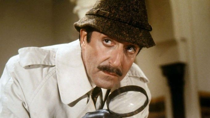 Peter Sellers jako geniálně nešikovný inspektor Clouseau ve filmu Návrat Růžového pantera (1975).
