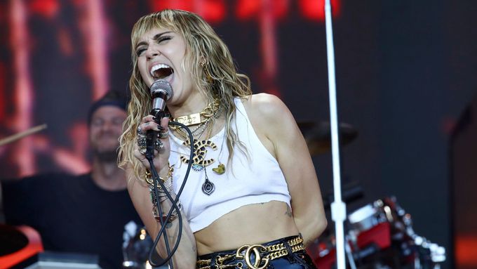 Na snímku z předloňského festivalu v Glastonbury je zpěvačka Miley Cyrusová.