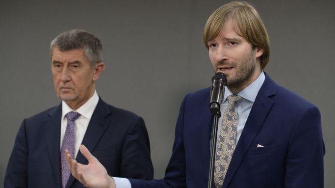 Andrej Babiš "vyslýchá" ministra Adama Vojtěcha při tiskové konferenci