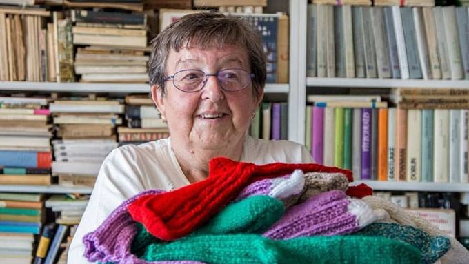 Jedna z rekordmanek projektu Ponožky od babičky. Jana Pavlíčková napletla za jediný rok 297 párů ponožek.