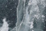 Každou chvíli přehrada vydává odstrašující zvuky praskajícího ledu.