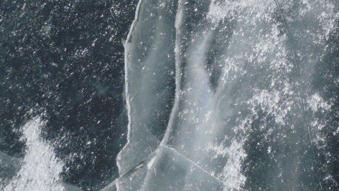 Každou chvíli přehrada vydává odstrašující zvuky praskajícího ledu.