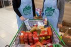 Češi v potravinové sbírce darovali rekordních 387 tun jídla a dalšího zboží