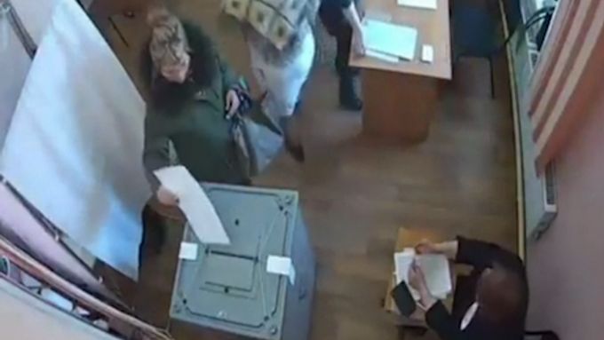 Jak se podvádělo u prezidentských voleb v Rusku? Podívejte se na několik případů, které zachytily bezpečnostní kamery.